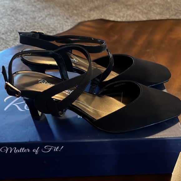 Walking Cradles Shoes - (#133) NWT ladies black heels by Rose Petals/Walking Cradles. Size 6 1/2 medium